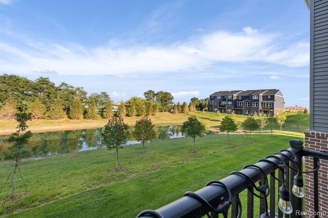 Building Photo - Lake Orion Townhome for Rent – 3 Bed, 2.1 Bath | 1,858 Sq Ft | $3,000/month