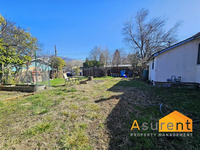 Building Photo - Charming 2-bedroom 1-bathroom home with a bonus room