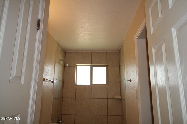 Building Photo - 9145 Begonia Pl