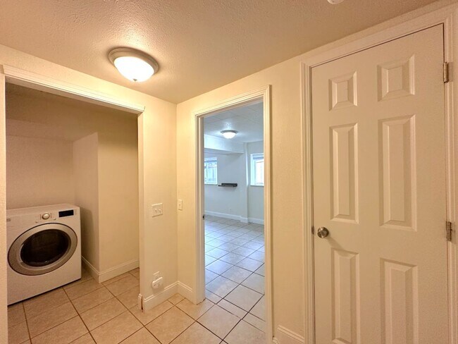 Building Photo - Updated 5 bedroom 2.5 bathroom home in Uni...