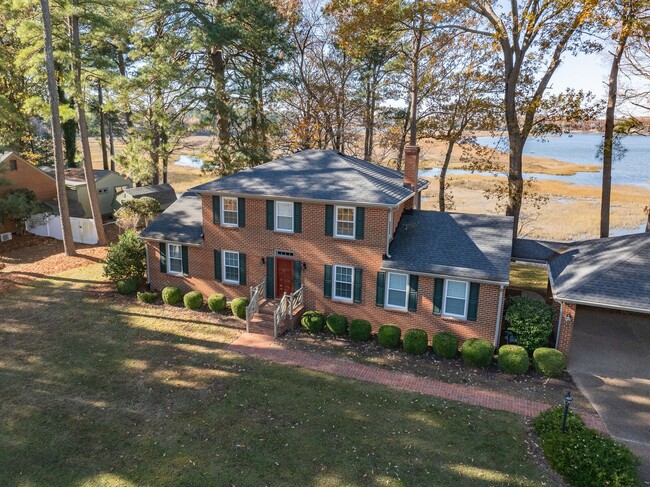 Building Photo - Gorgeous Waterfront Home!