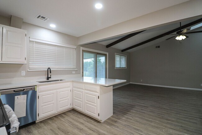 Building Photo - Total Remodel in Bentree - 3bed 2 bath!
