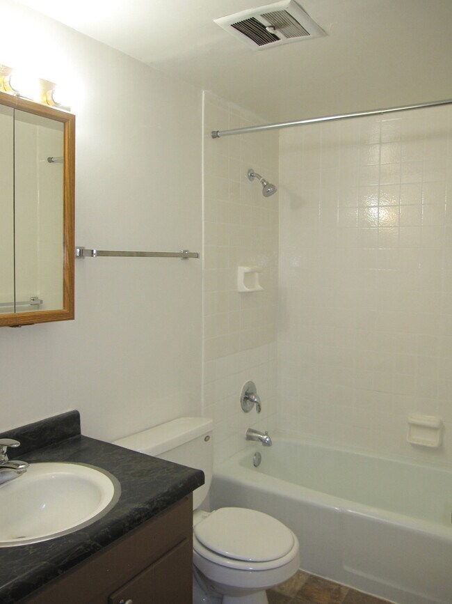 Building Photo - 1300 Getzelman Dr