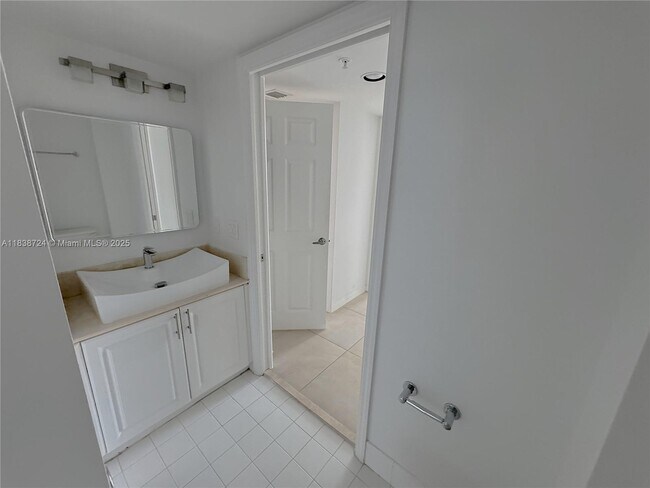 Building Photo - 1155 Brickell Bay Dr