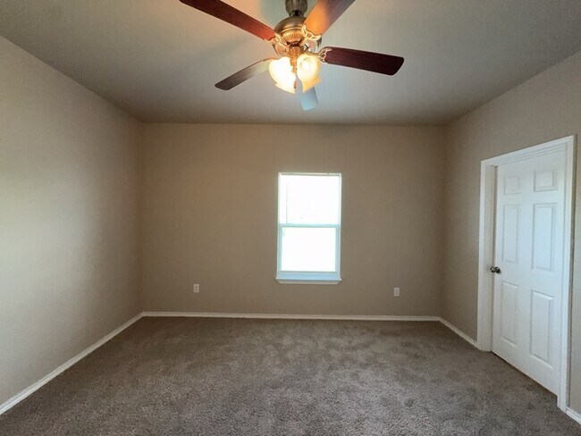 Building Photo - 704 E College St