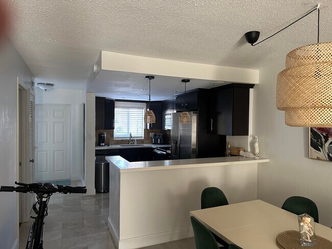 Building Photo - 1169 Hillsboro Mile