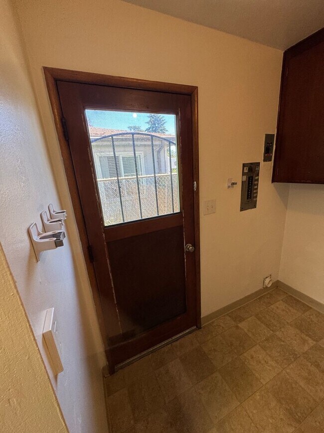 Building Photo - Freshly Updated 3 Bedroom 1 bath Home with Garage, Fenced Yard & Pet Friendly!