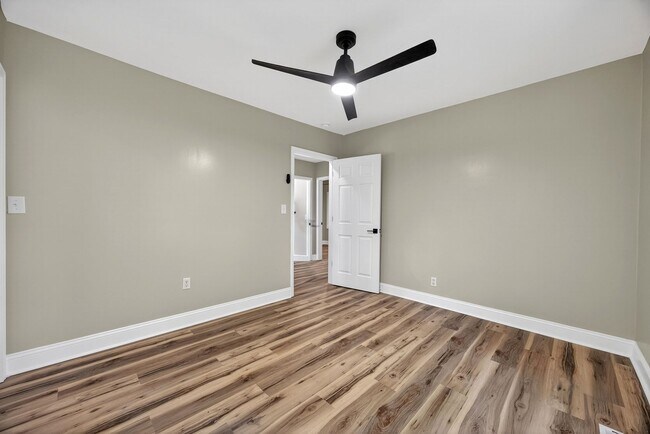 Building Photo - 2218 Holt Dr