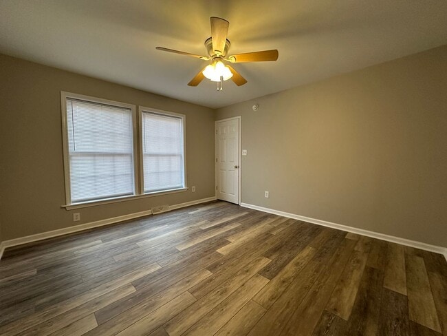 Building Photo - New Carpet and Fresh Paint!