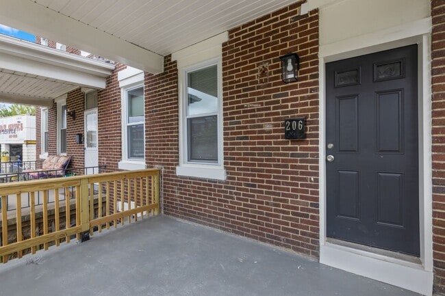 Building Photo - Newly Renovated 4-Bedroom Townhome for Rent