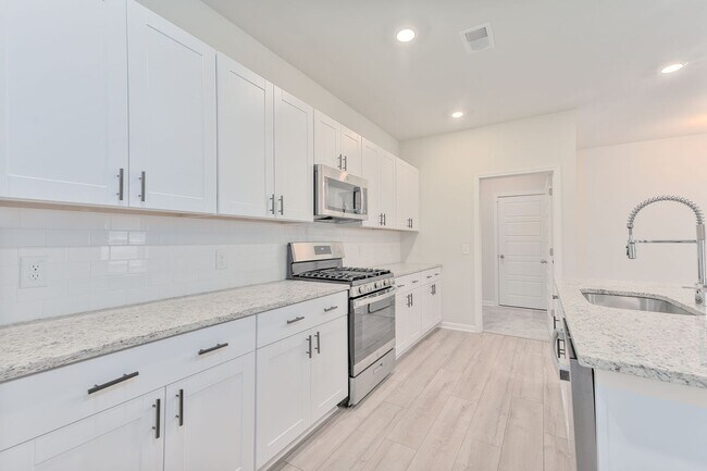 Building Photo - Bright & Spacious Living in Charleston’s G...