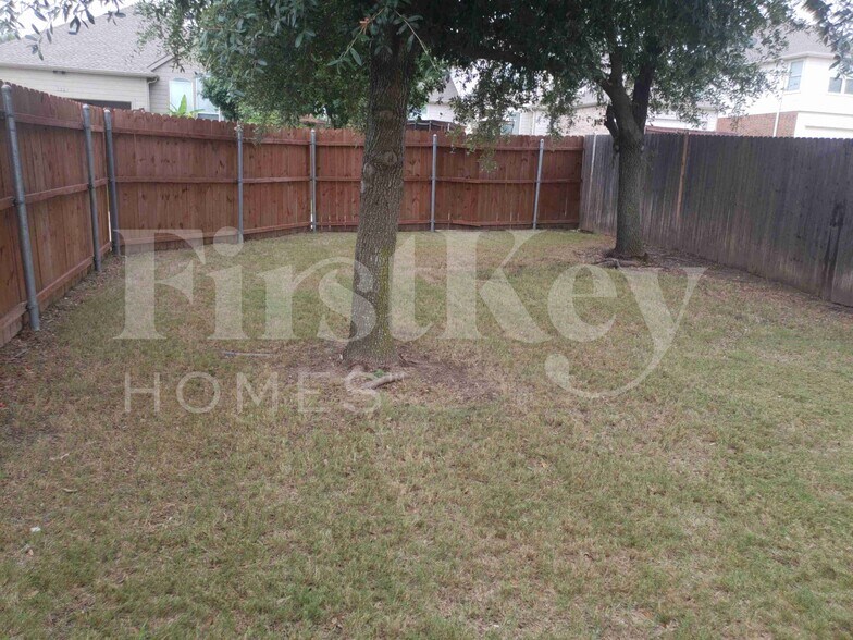 Building Photo - 707 Geary Dr