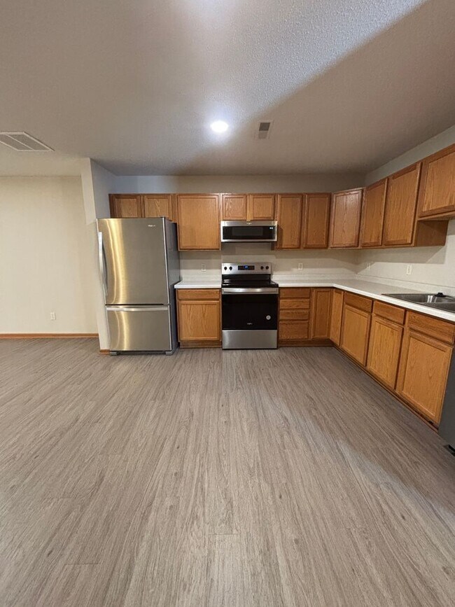Building Photo - Great Single Level 2 Bedroom Townhome