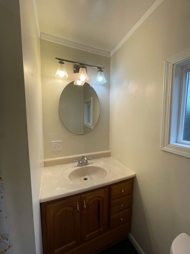Building Photo - 2bdrm, 2 bath, located just minutes from d...