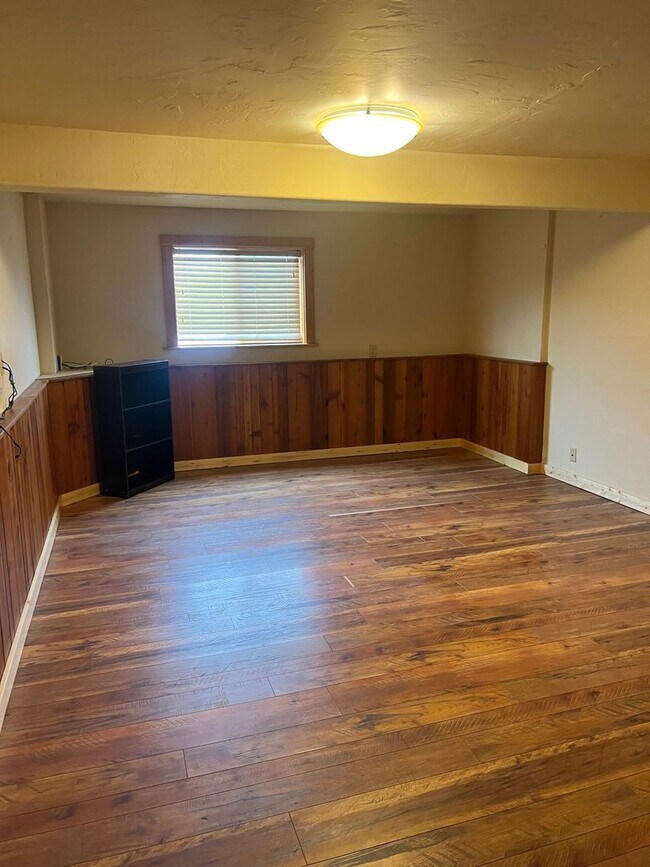 Building Photo - 702