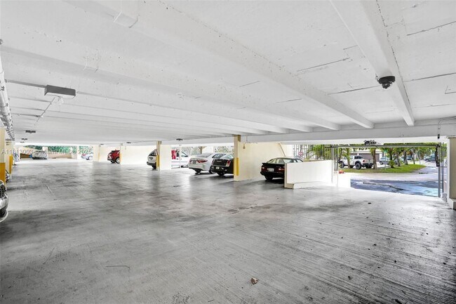 Building Photo - 3100 NE 49th St