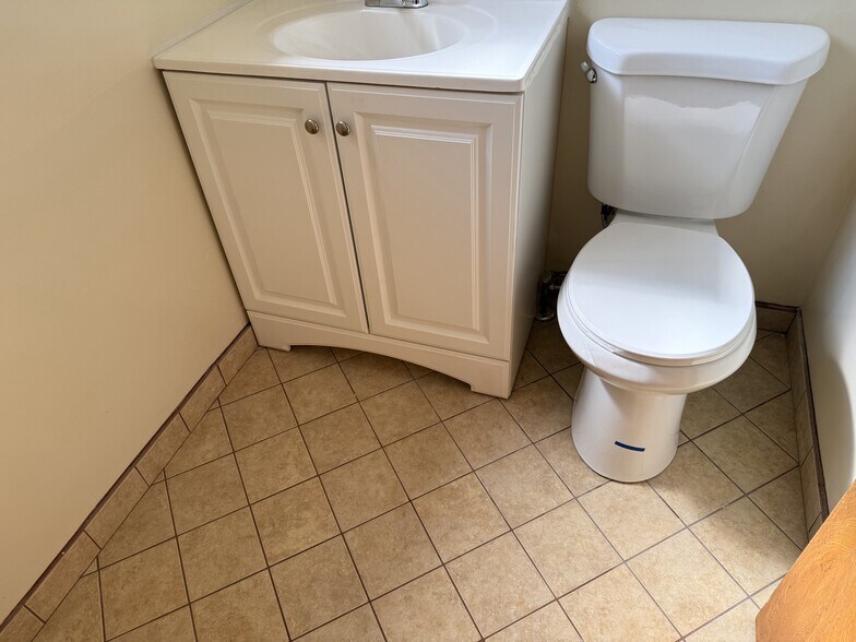 Building Photo - 330 E Fairview Ave