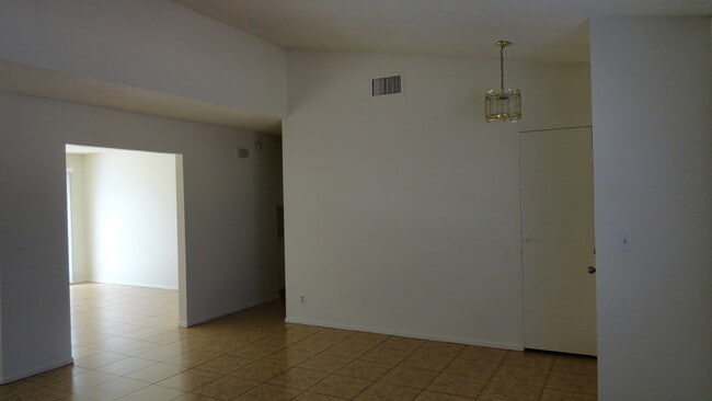 Building Photo - 4417 Newhaven Dr