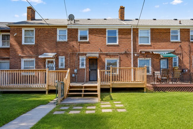 Building Photo - Beautiful updated townhome
