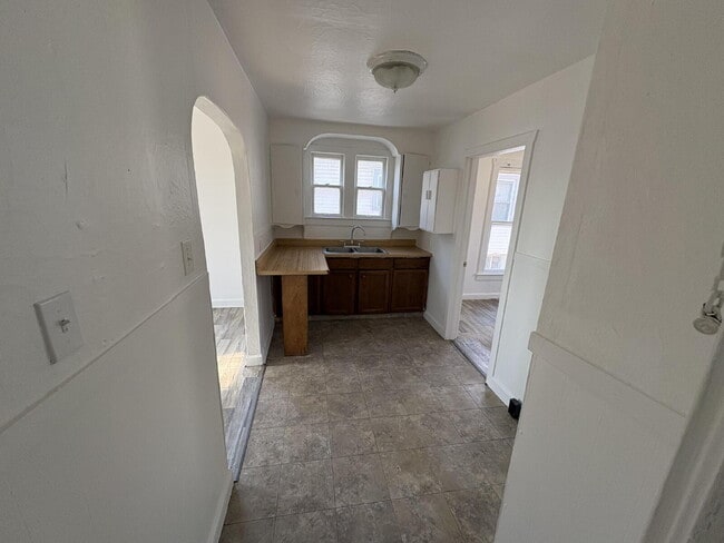 Building Photo - Move in ready home for lease.