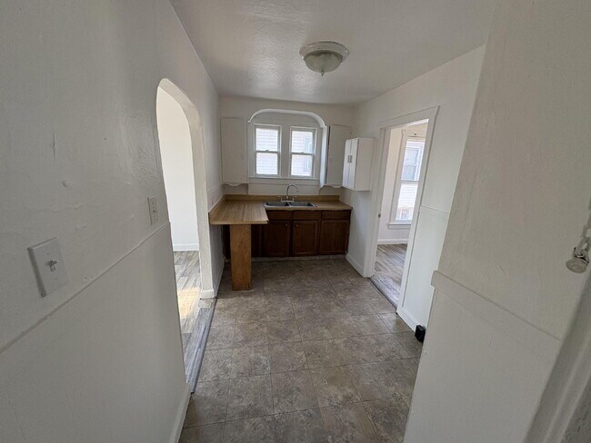 Building Photo - Move in ready home for lease.