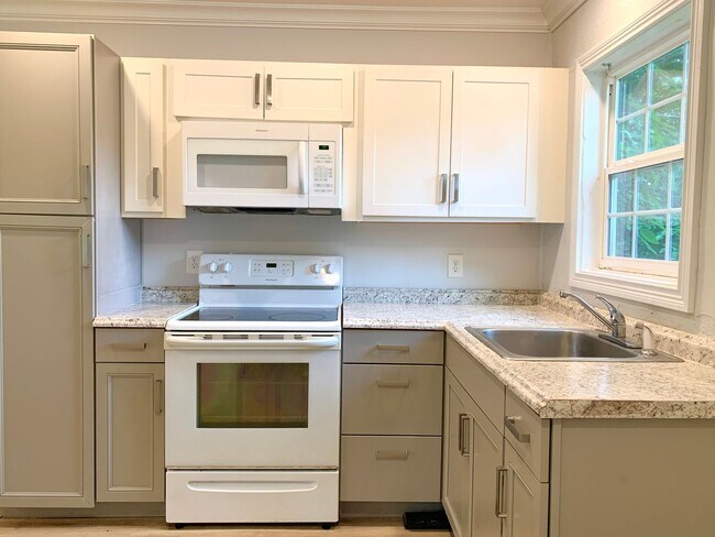 Building Photo - 1624 Golf Club Ln