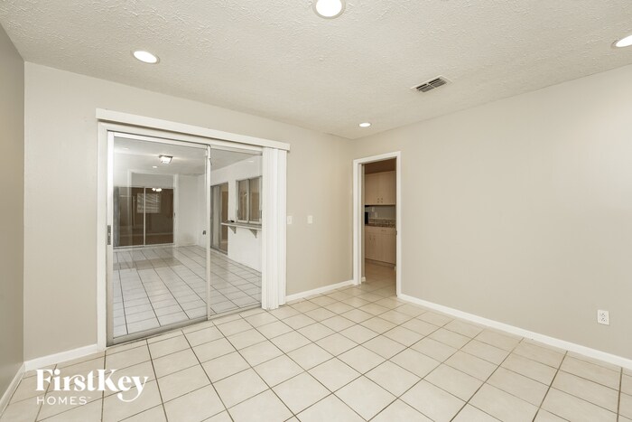 Building Photo - 734 SW Avens St