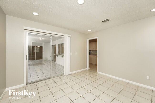 Building Photo - 734 SW Avens St