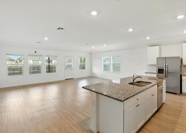 Building Photo - Beautiful 4 Bed, 3 Bath Home - Spacious & ...