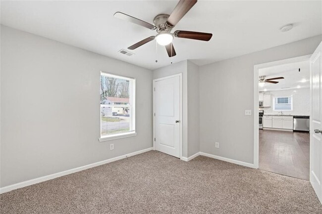 Building Photo - 250 Maple St