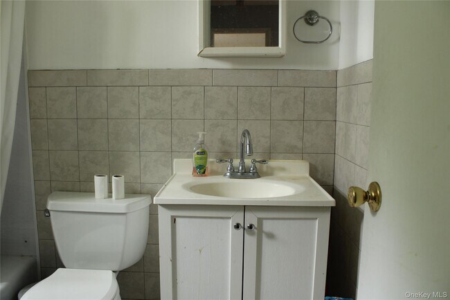 Building Photo - 8 Fishkill Glen Dr