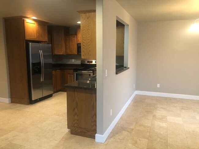 Building Photo - Newer 3 bedrooms 2.5 bathroom townhouse! MOVE IN SPECIAL!