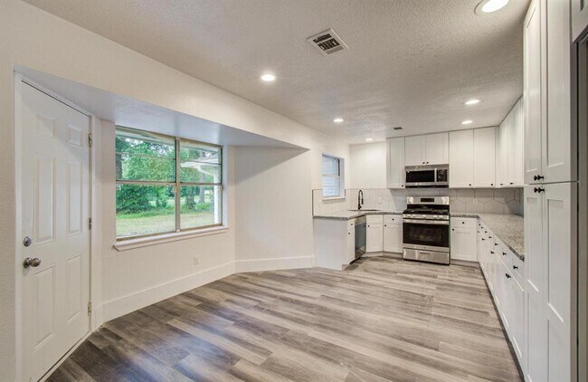 Building Photo - 607 Jeb Stuart Ln