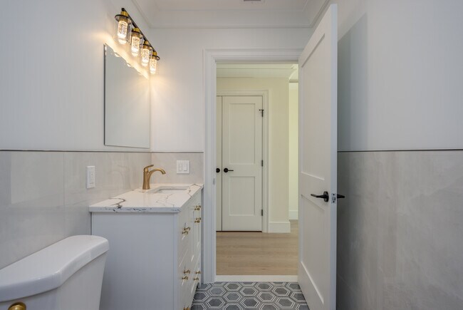 Building Photo - 7 Victoria Ln