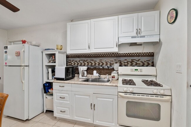 Building Photo - Beautiful 4/3 home With Attached Mother In...