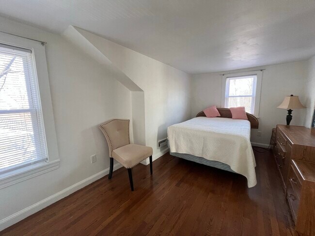 Building Photo - 904 Middle St