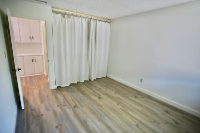 Building Photo - 3br, 2ba in a Great Family Neighborhood Av...