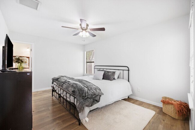 Building Photo - 2209 Stirrup Dr