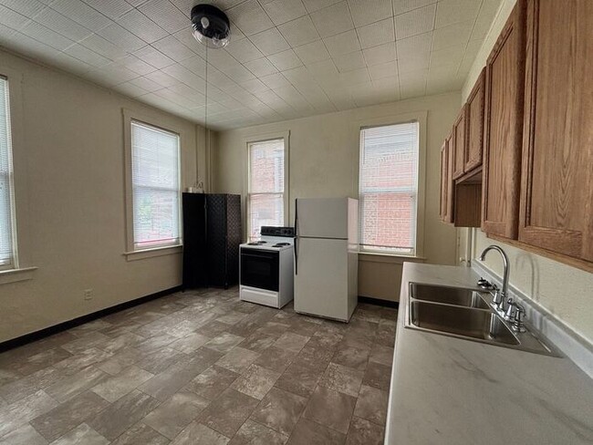 Building Photo - Apartment in the heart of Downtown!