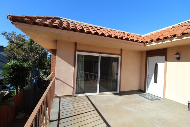 Building Photo - Remodeled Ventura Keys Duplex