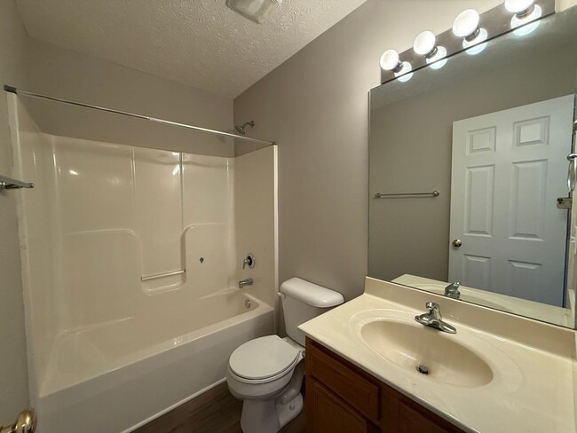 Building Photo - LARGE BEAUTIFUL 3 Bedroom 2.5 Bath Townhou...
