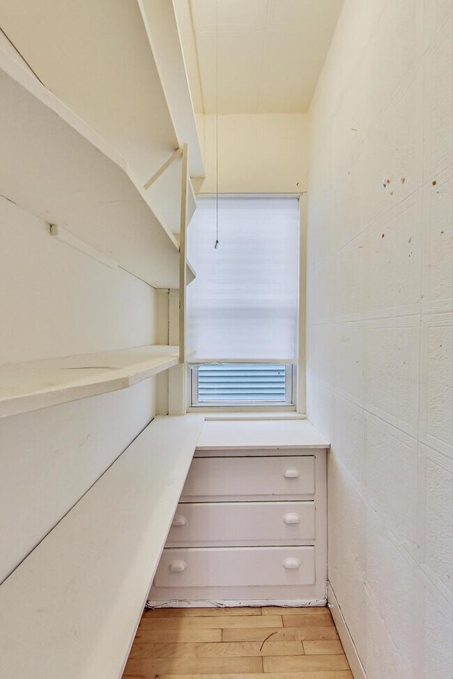 Building Photo - 1521 W Nelson St