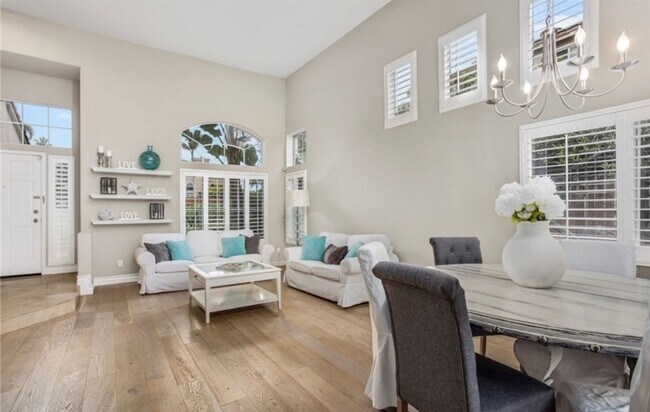 Building Photo - Vibrant 4 Bed/3 Bath Home in Oceanside
