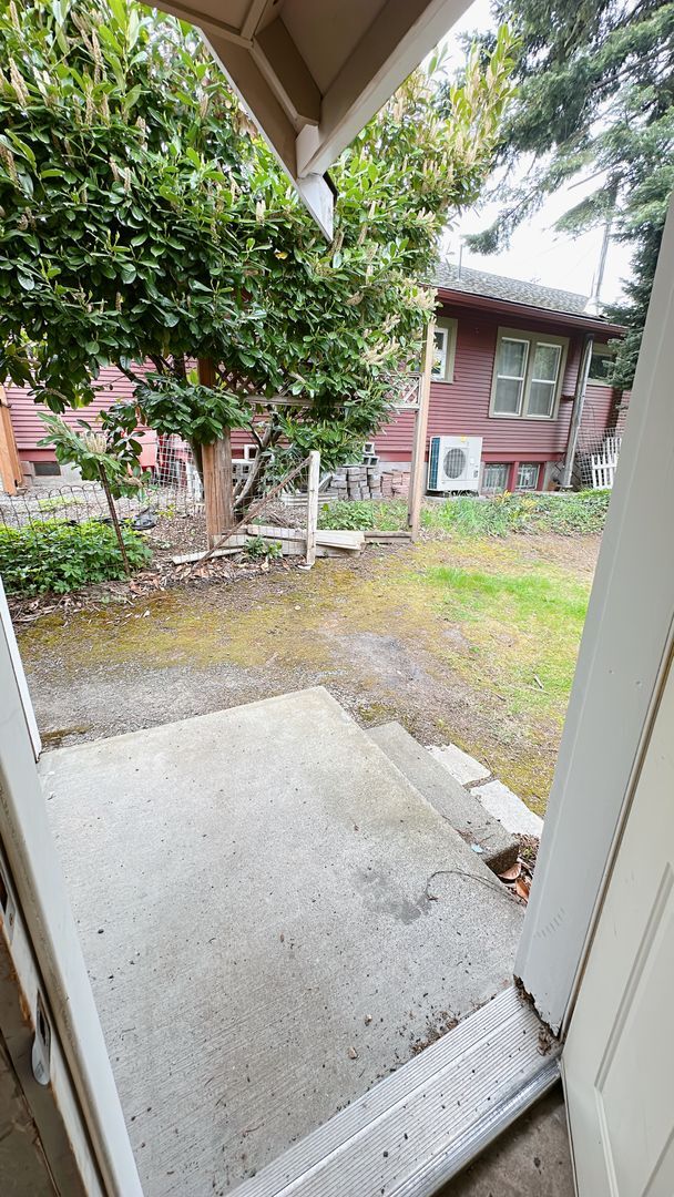 Building Photo - PRELEASE: 5 bdrm/2 bath in York neighborhood