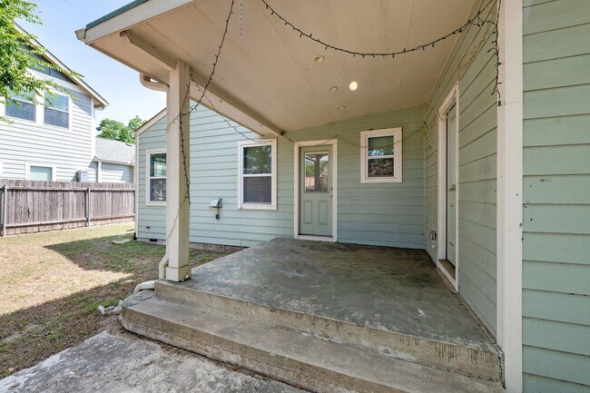 Building Photo - UT PRE-LEASE: 4 bed / 2 bath North Campus ...