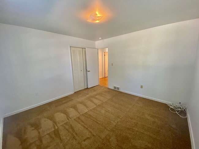 Building Photo - 4 bedroom house  Close to EMU in Ypsilanti- Available Fall 2026