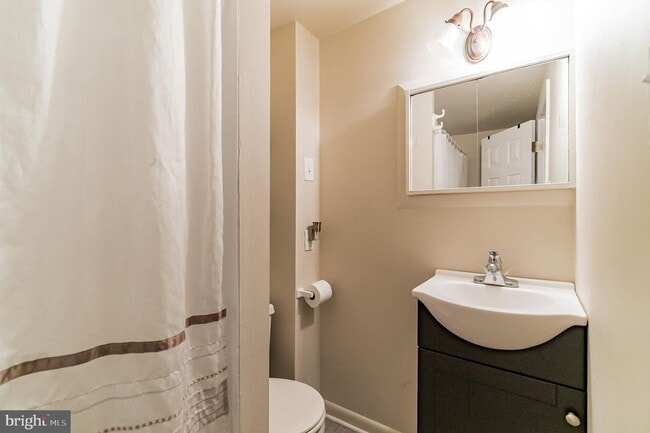 Building Photo - Spacious 3-Bedroom Home with Deck and Bonu...
