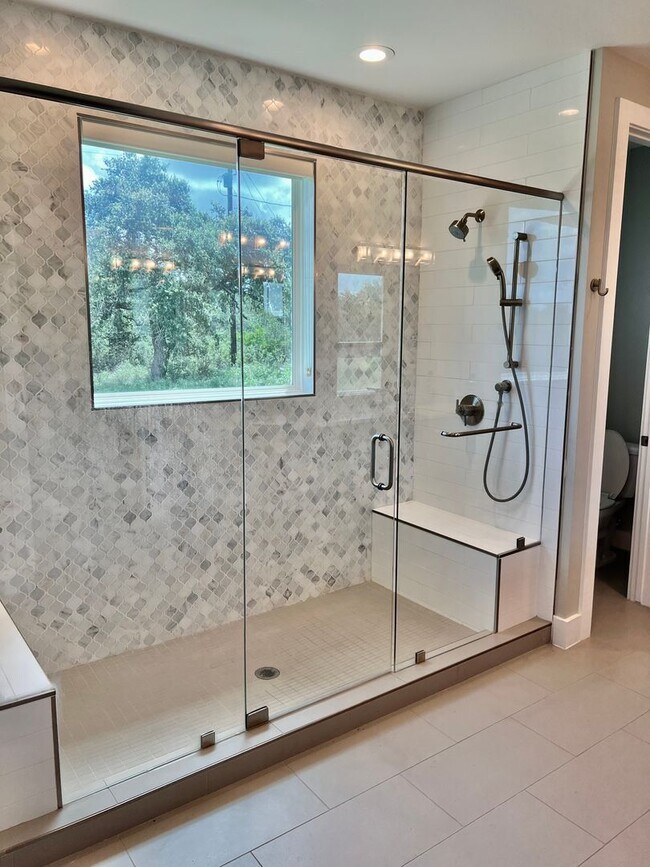 Building Photo - Hill Country Escape - 4 Bed/4 Bath Modern ...