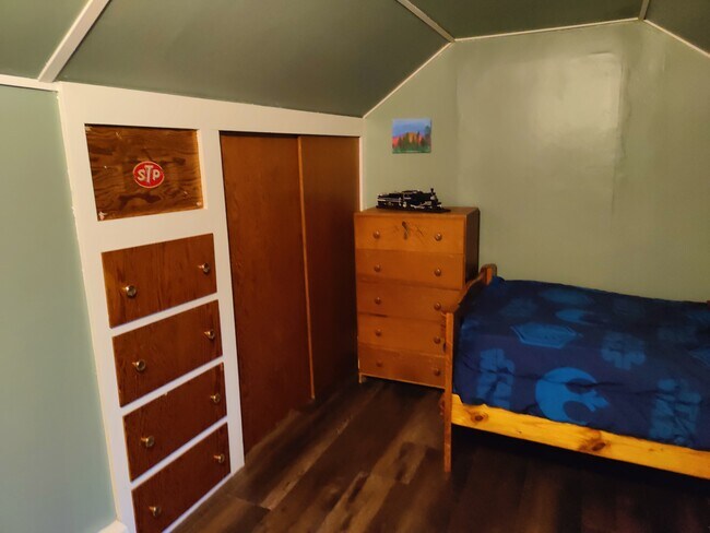 Primary Photo - 721 E Emerson St