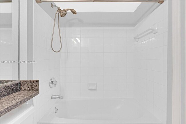 Building Photo - 2586 Centergate Dr